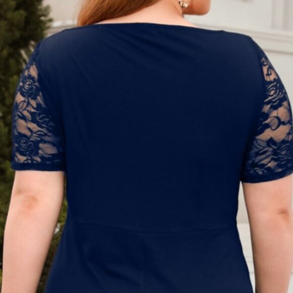 Plus Size Ruched Round Neck Short Sleeve Dress - Picture 4 of 8